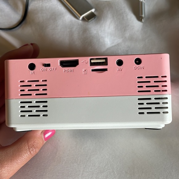 Mini Projector - Remote - Android/Apple connections - Picture 3 of 5